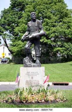 bronze-statue-of-gunnery-sergeant-john-basilone-machine-gun-american-bb9y7w